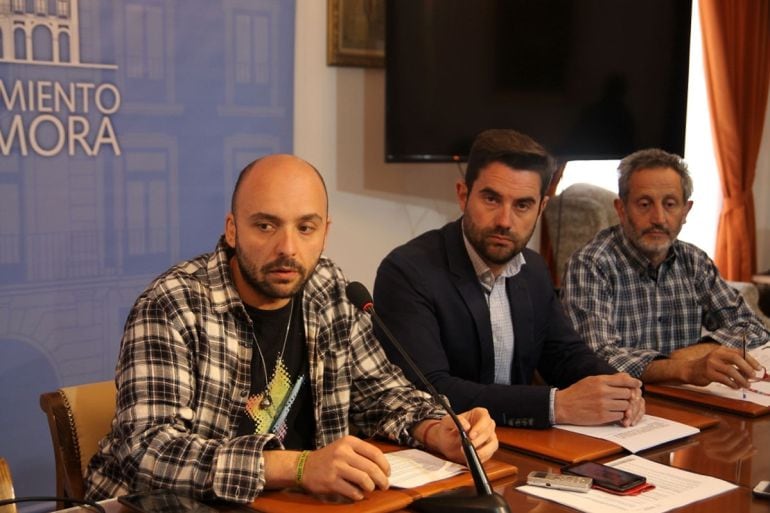 Los concejales Manuel Alexander Alonso, Antidio Fagúndez y Romualdo Fernández en la rueda de prensa posterior a la Junta Local de Gobierno