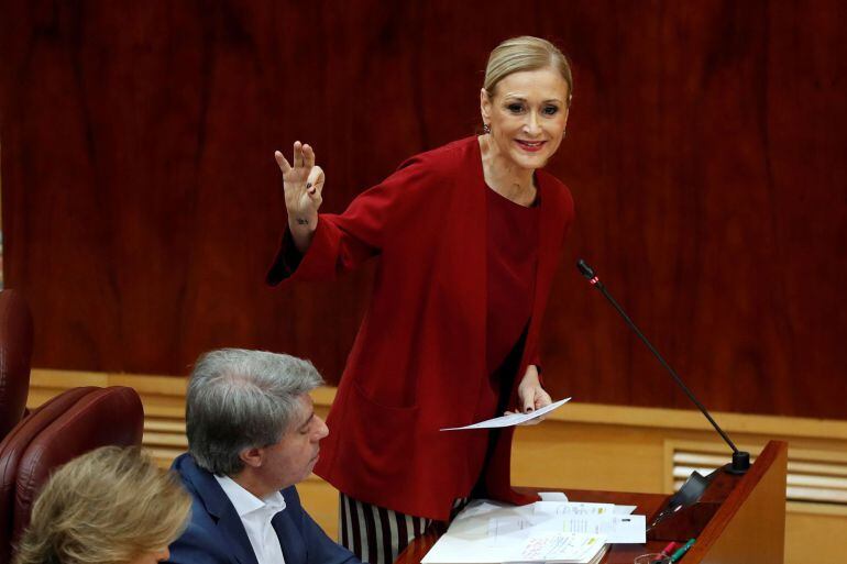 Cifuentes asiste al pleno de la Asamblea de Madrid