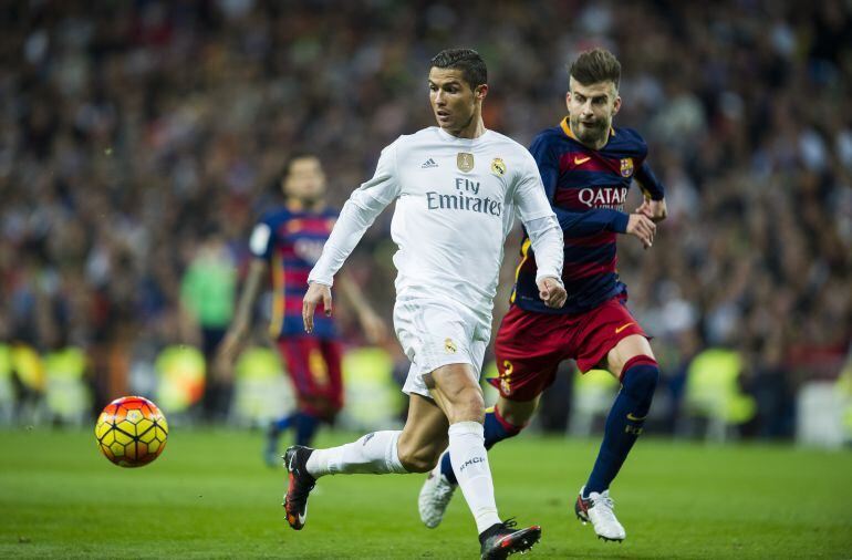 Cristiano y Piqué, durante el último Clásico en el Bernabéu