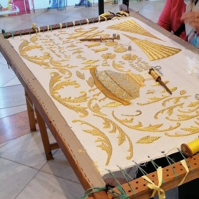 Bordado de un manto para la Virgen de los Desamparados.