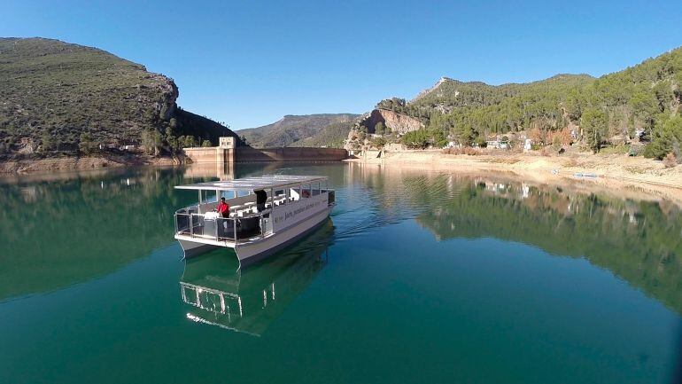 El barco solar del Tranco durante uno de sus primeros viajes.