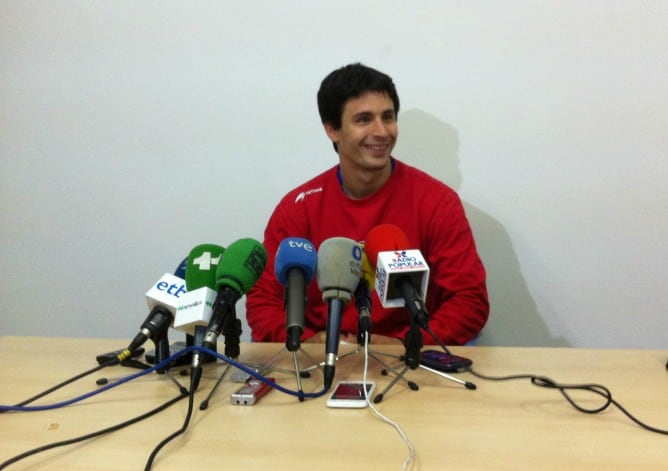 Julen Retegi atiende a los medios en la sala de prensa del Atano III.