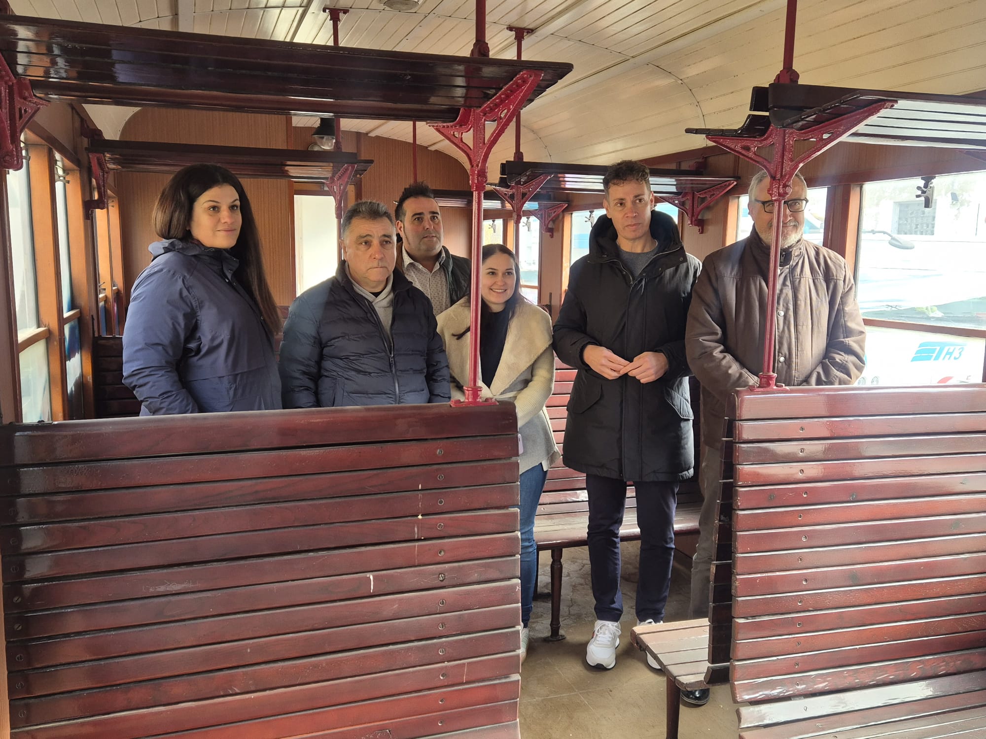 El presidente del Consorcio, el del Consejo Comarcal y otros políticos locales, en el interior de un vagón