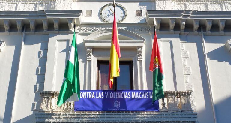 Pancarta en el Ayuntamiento de Granada contra la violencia de género