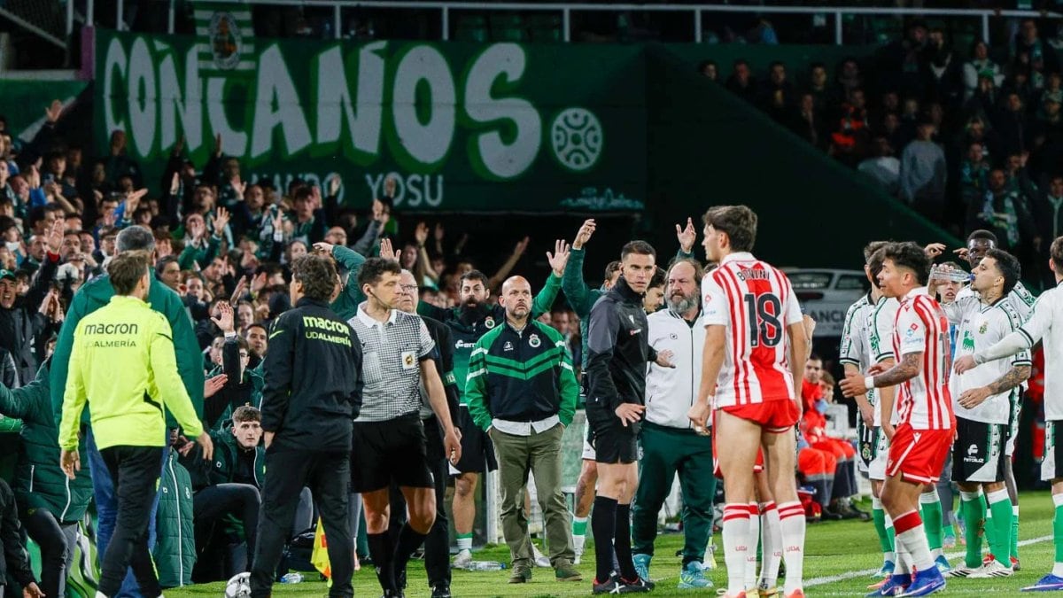 Otra vez Dion Lopy ante la atenta mirada de Al-Khereiji se cargaba el partido.