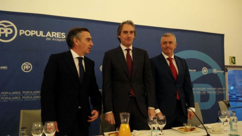 De izquierda a derecha, el presidente del PP en Aragón, Luis María Beamonte, el ministro de Fomento, Íñigo de la Serna, y presidente del PP en la provincia de Zaragoza, Javier Campoy 