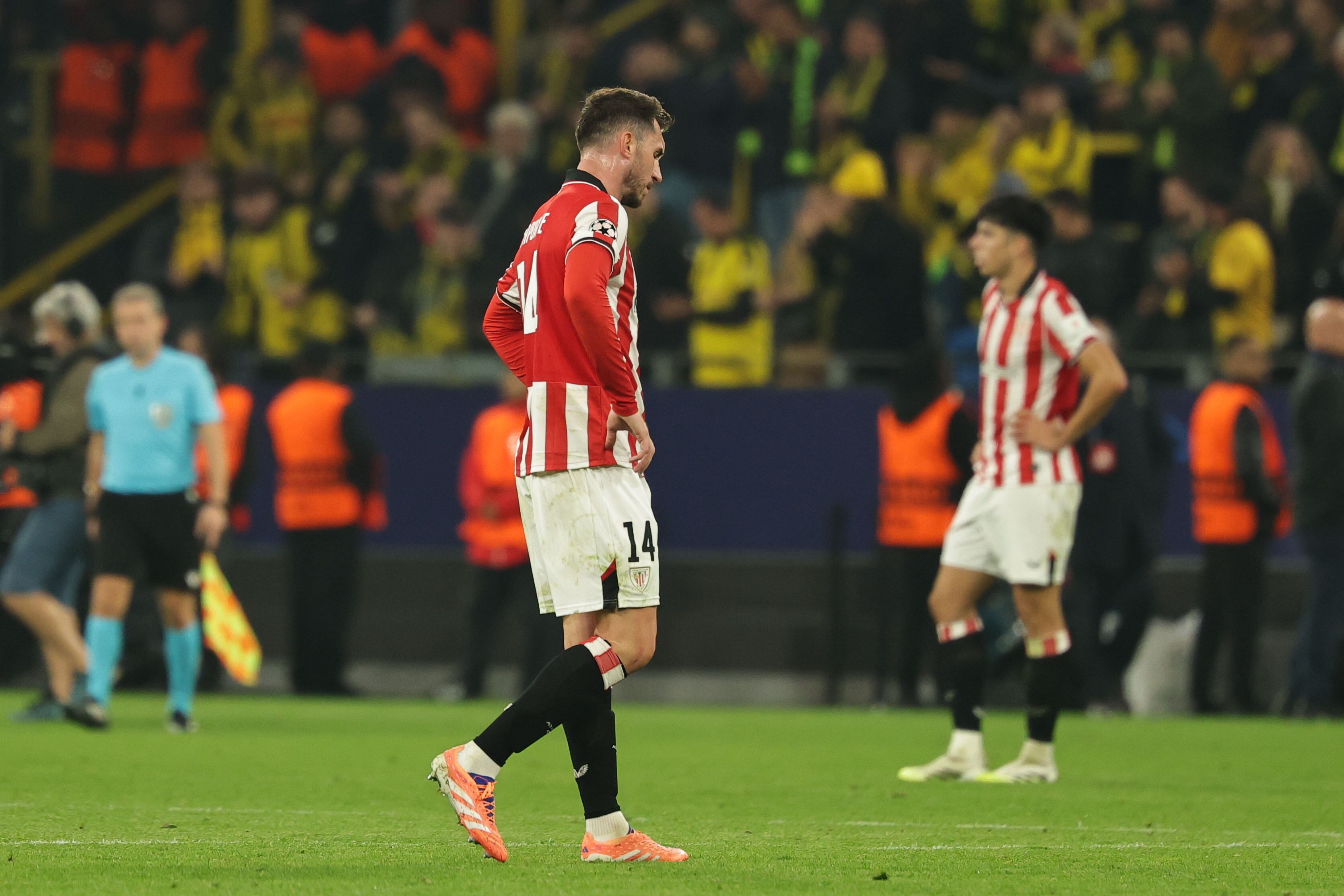 DORTMUND (Germany), 01/10/2025.- Aymeric Laporte of Athletic looks disappointed after losing the UEFA Champions League league phase match between Borussia Dortmund and Athletic Club in Dortmund, Germany, 01 October 2025. (Liga de Campeones, Alemania) EFE/EPA/FRIEDEMANN VOGEL
