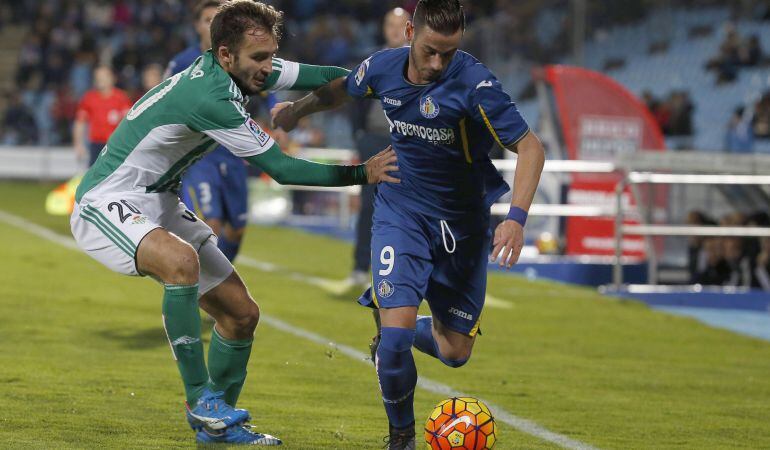 Álvaro Vázquez (d) fue el autor del gol de la victoria frente al Real Betis en el último partido de Liga de Primera División