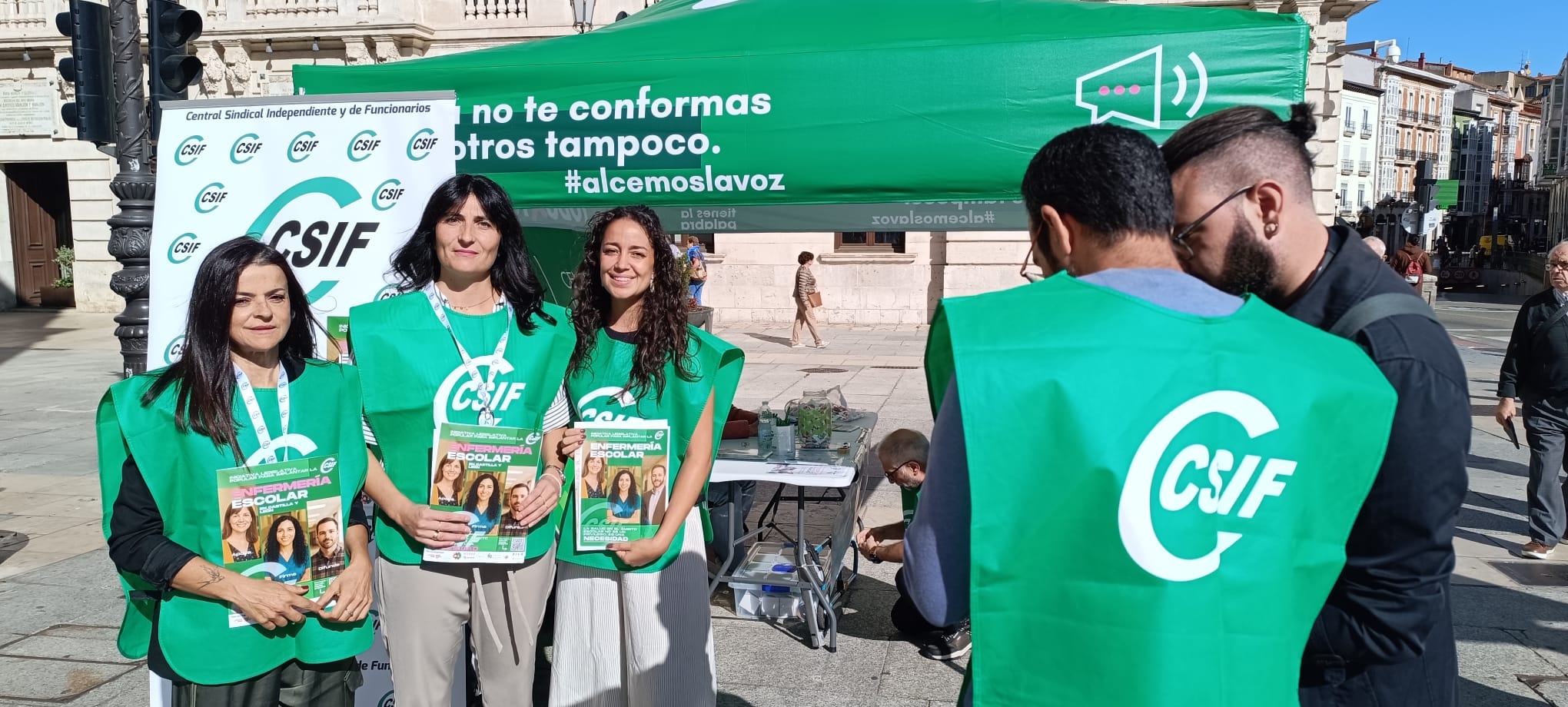 CSIF ha instalado una carpa en la Plaza del Cid para la recogida de firmas en apoyo a la Ley de Enfermería Escolar.