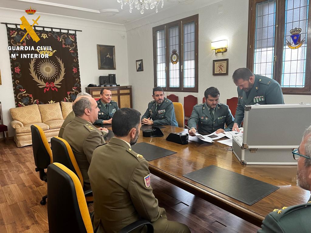 Momento en el que se entregan los documentos al Archivo Militar de Ávila