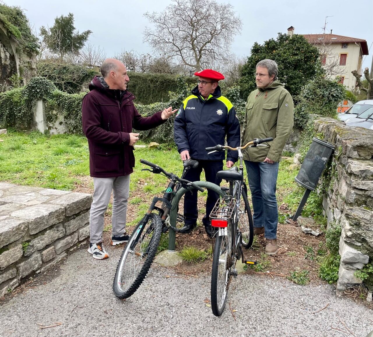 El concejal de Medio Ambiente, Juan Luis Silanes, Patxi Aristizabal, Jefe de la Policía Municipal, y Manu Eizagirre, de Balazta Elkartea | Fuente: Ayuntamiento de Hondarribia