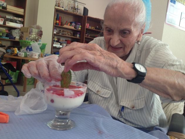 Una de las residentes, en plena elaboración del falso tiramisú de fresa.