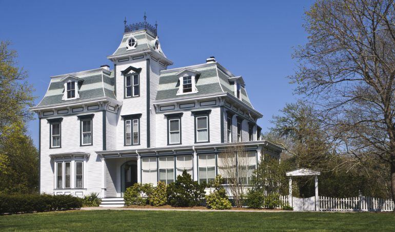 Usted ve un edificio de tres plantas, pero podría tener otras tantas bajo el jardín.
