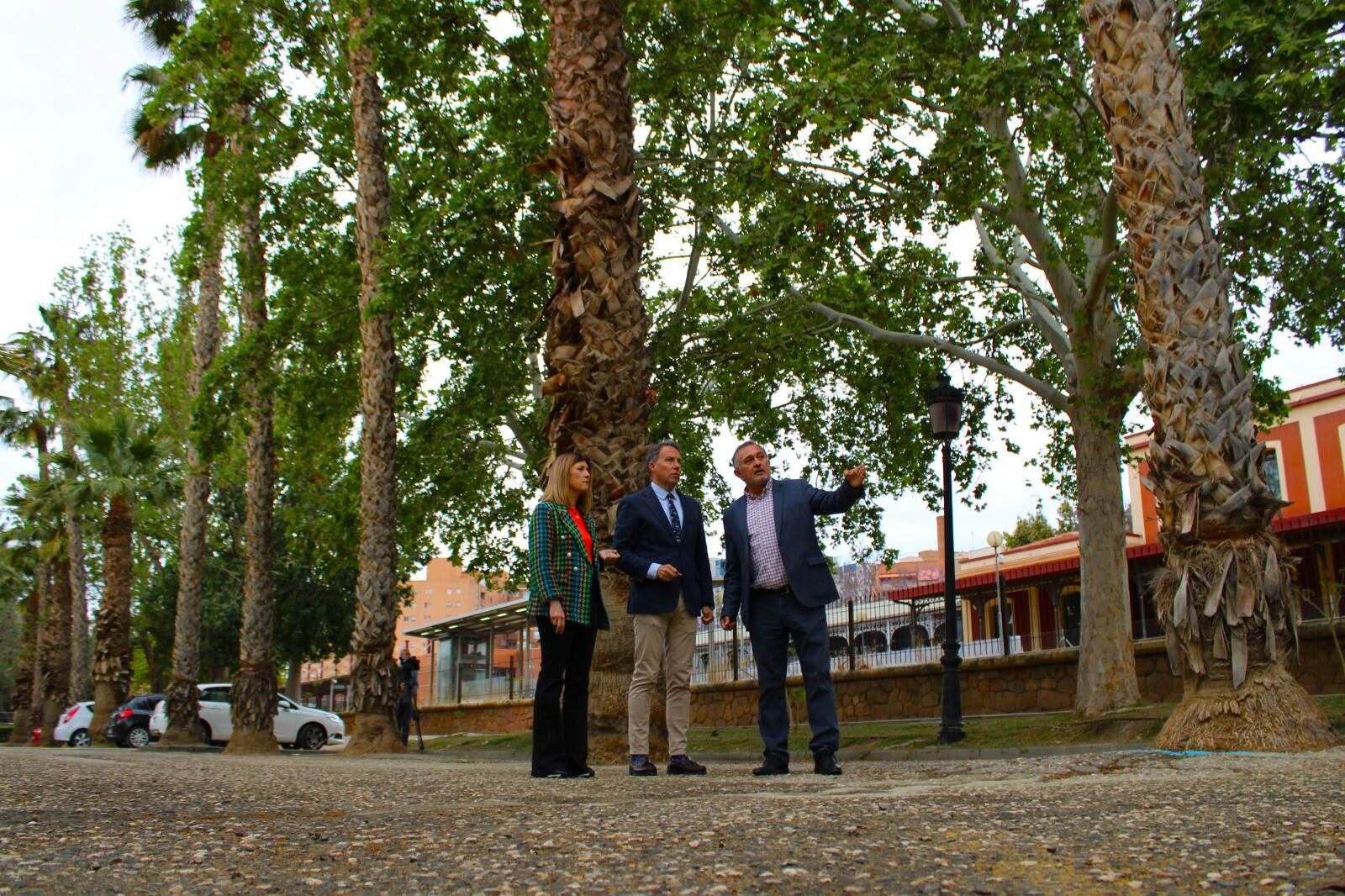 Rosa María Medina, edil de Fomento, Fulgencio Gil, alcalde de Lorca y Ángel Meca, edil de Pedanías en el aparcamiento que hay en el entorno de la Plaza de Toros