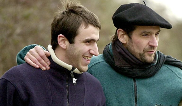 Egoitz Urrutikoetxea, acompañado de su padre, el histórico dirigente de la organización terrorista ETA &#039;Josu Ternera&#039;, en una imagen tomada el 14 de enero de 2000