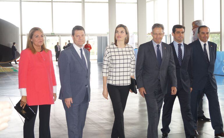 De izquierda a derecha: Susana Camarero (secretaria de Estado de Igualdad), Emiliano García-Page (presidente de la Junta de Comunidades), SM la Reina Letizia, Javier Senet (presidente de Cruz Roja Española), Javier Cuenca (alcalde de Albacete) y José Juli