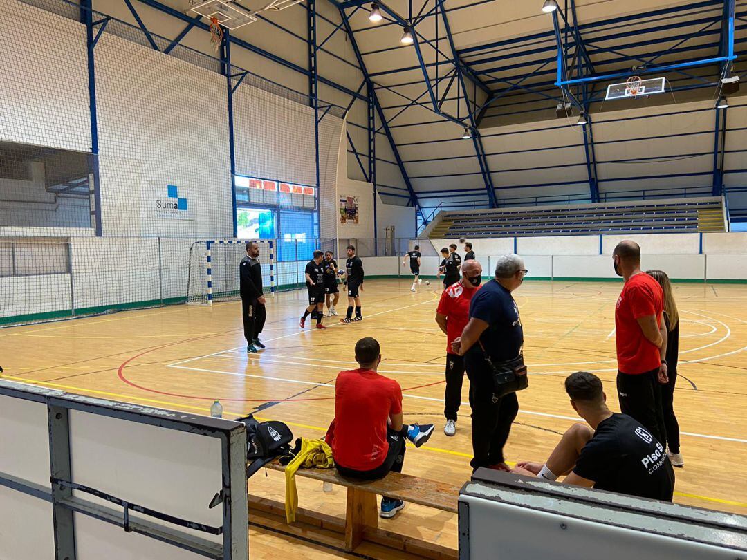 El Bm. Elda - C.E.E. se presentó el sábado en Torrevieja a jugar el partido, obli8gado por la RFEBM