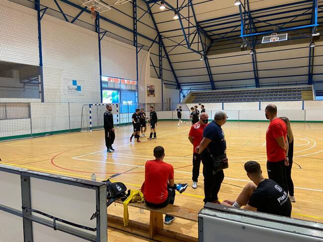 El Bm. Elda - C.E.E. se presentó el sábado en Torrevieja a jugar el partido, obli8gado por la RFEBM
