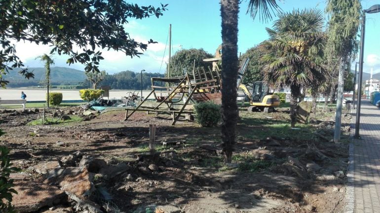 Estado actual del Aula de la Naturaleza de Foz, más conocida como &#039;la pajarera&#039;, en el paseo da Riveira.