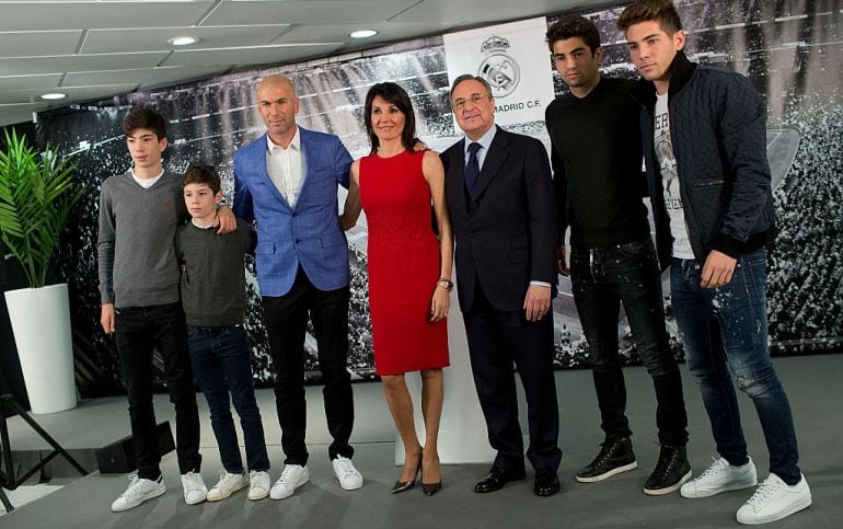 Zidane, con su familia en su presentación como entrenador del Real Madrid.