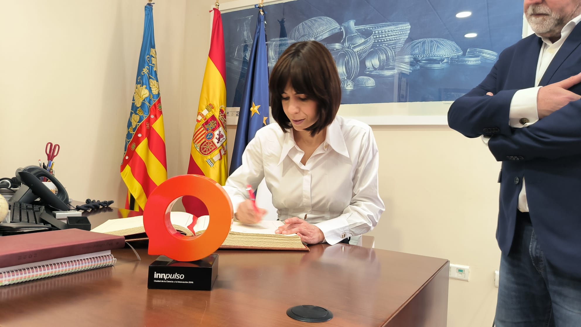 La ministra firma en el libro de honor de la Ciudad