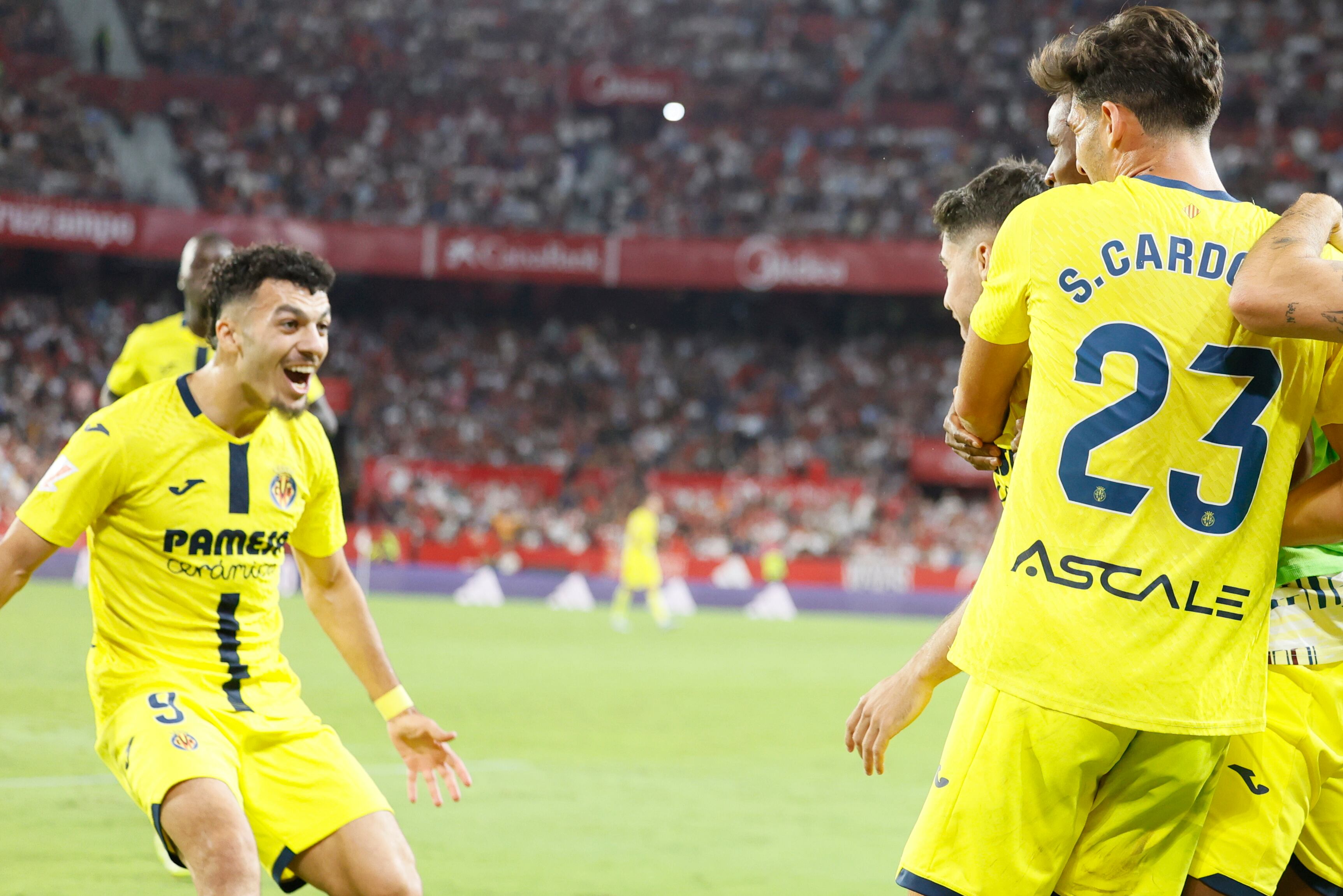 SEVILLA, 23/09/2025.- Los jugadores del Villarreal celebran el segundo gol ante el Sevilla, durante el partido de la sexta jornada de LaLiga que Sevilla FC y Villarreal CF disputan hoy martes en el estadio Sánchez-Pizjuán, en Sevilla. EFE/José Manuel Vidal
