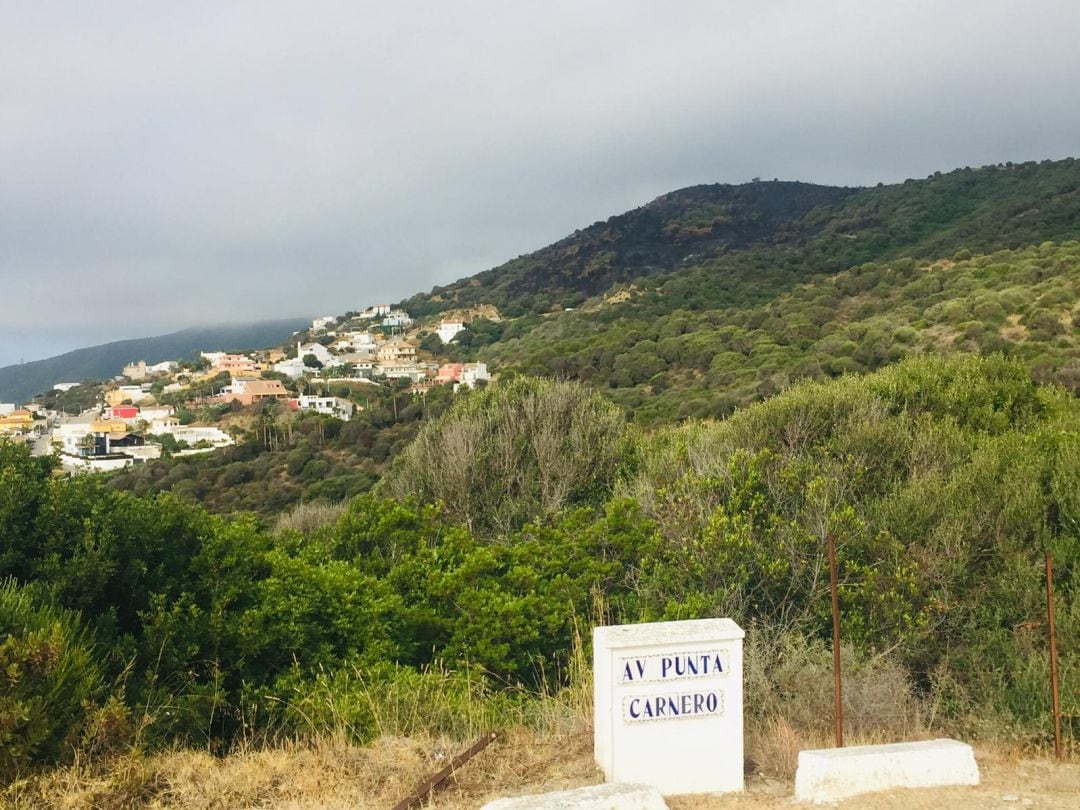 Zona de Punta Carnero, afectada por uno de los incendios de las últimas horas