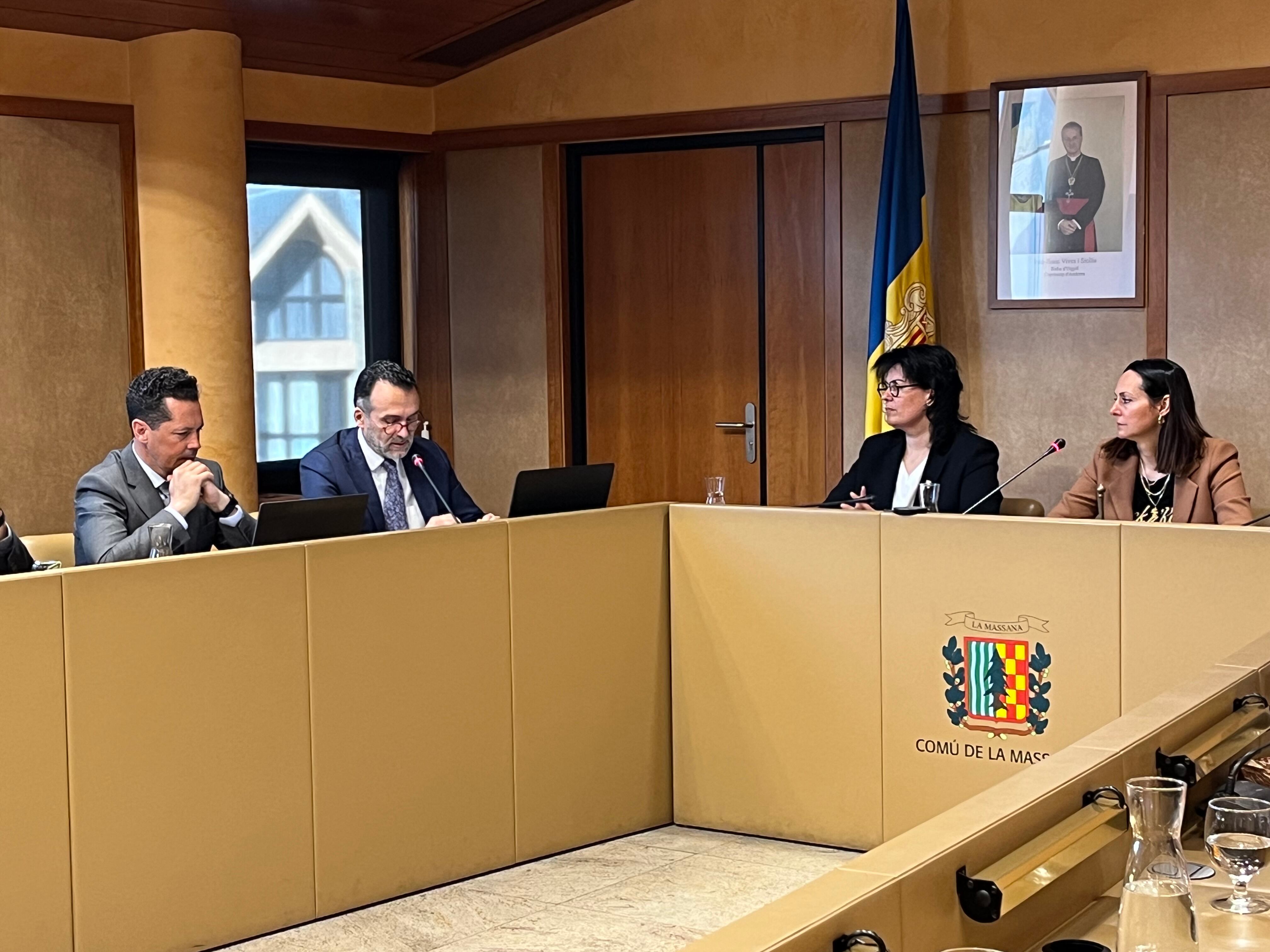 El conseller de Finances, Jordi Areny, ha explicat que l'endeutament s'ha reduït a la meitat per la nova llei de finances comunals