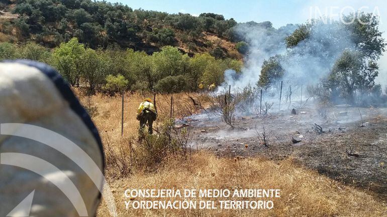 Los bomberos trabajan para terminar con las llamas en Sierra Morena, dentro del término municipal de Santisteban del Puerto.