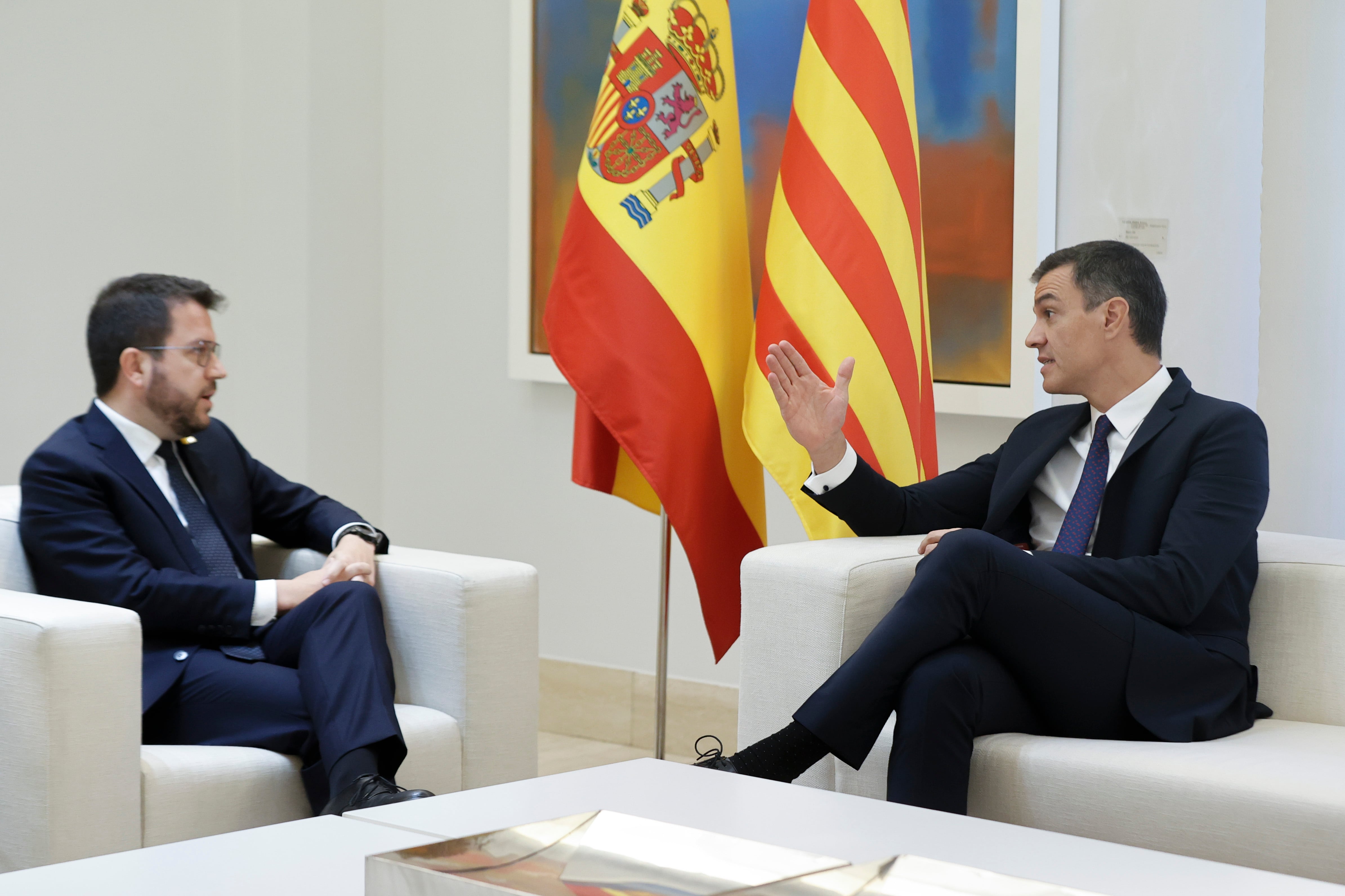 El presidente del Gobierno, Pedro Sánchez (d), mantiene un encuentro con el presidente de la Generalitat de Cataluña, Pere Aragonès, este viernes en el Palacio de la Moncloa.