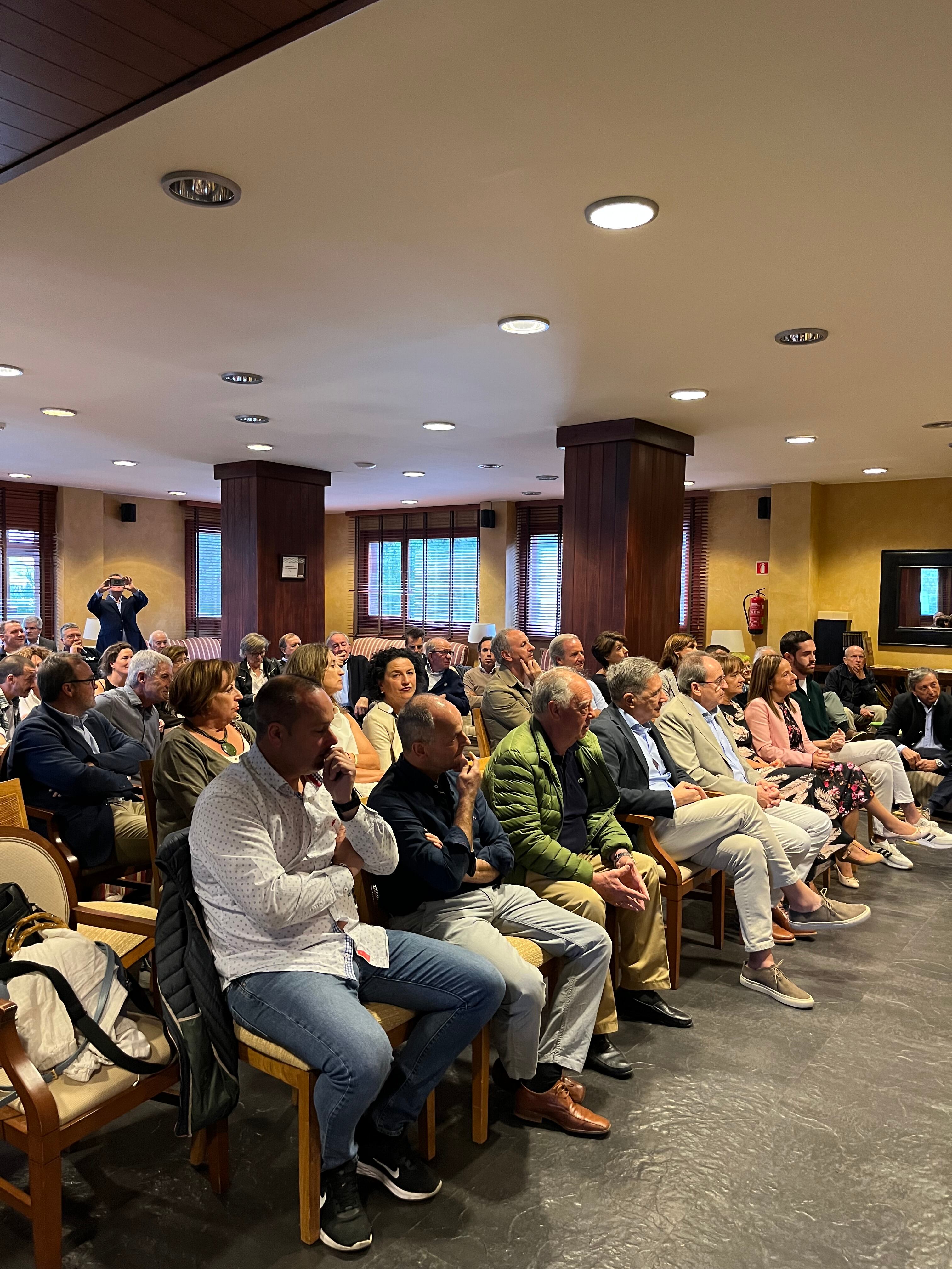 El acto congregó a personalidades del sector empresarial del Valle de Tena durante estos 40 años