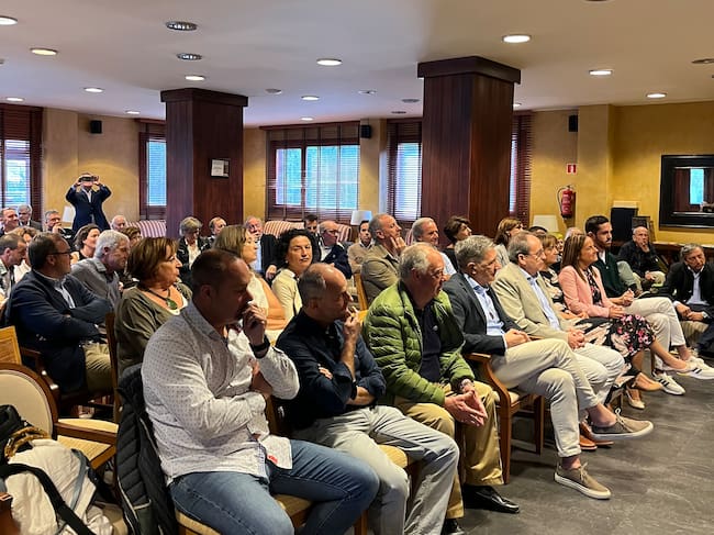 El acto congregó a personalidades del sector empresarial del Valle de Tena durante estos 40 años