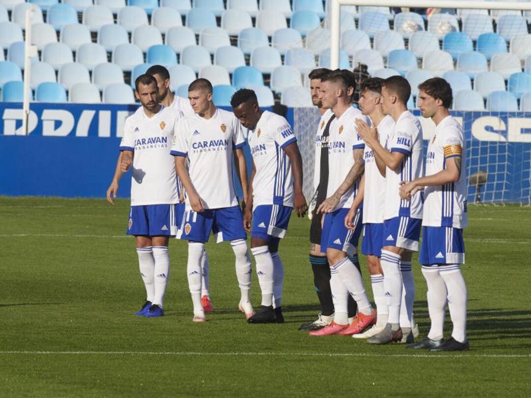 Los jugadores del Real Zaragoza minutos antes de jugar el primer amistoso del curso 2020-2021