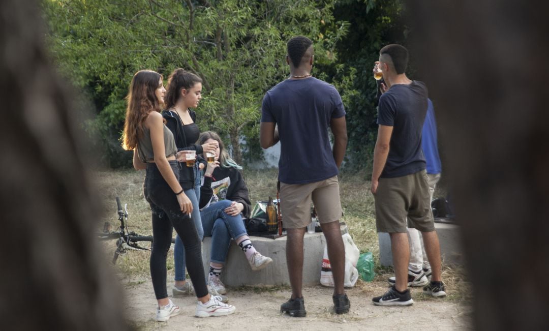 Jóvenes sin mascarilla sin mantener la distancia social.