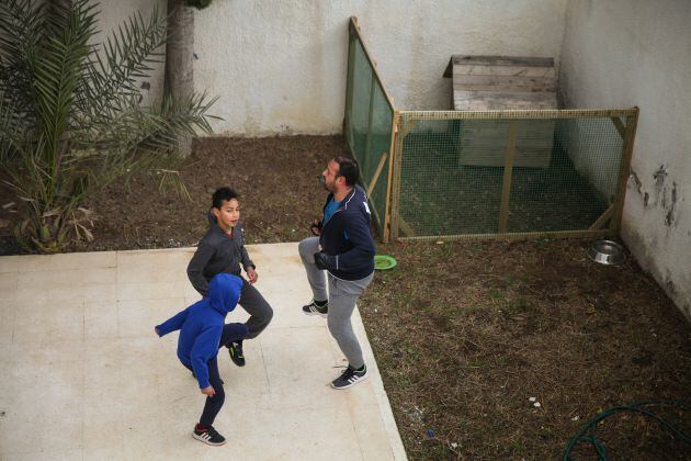 Familia haciendo deporte en su casa