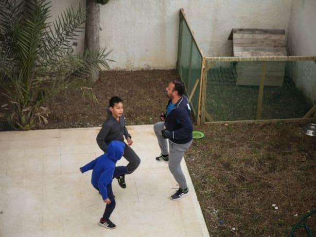 Familia haciendo deporte en su casa