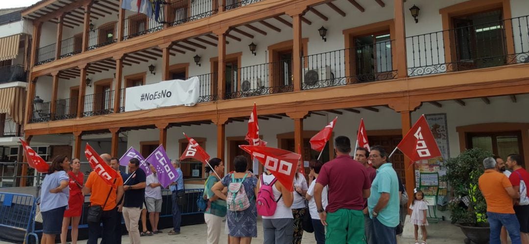 Delegados sindicales a las puertas del Ayuntamiento