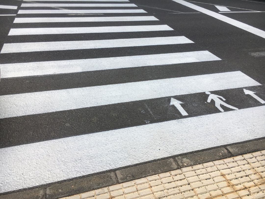 Una de las señales colocadas en pasos de peatones.