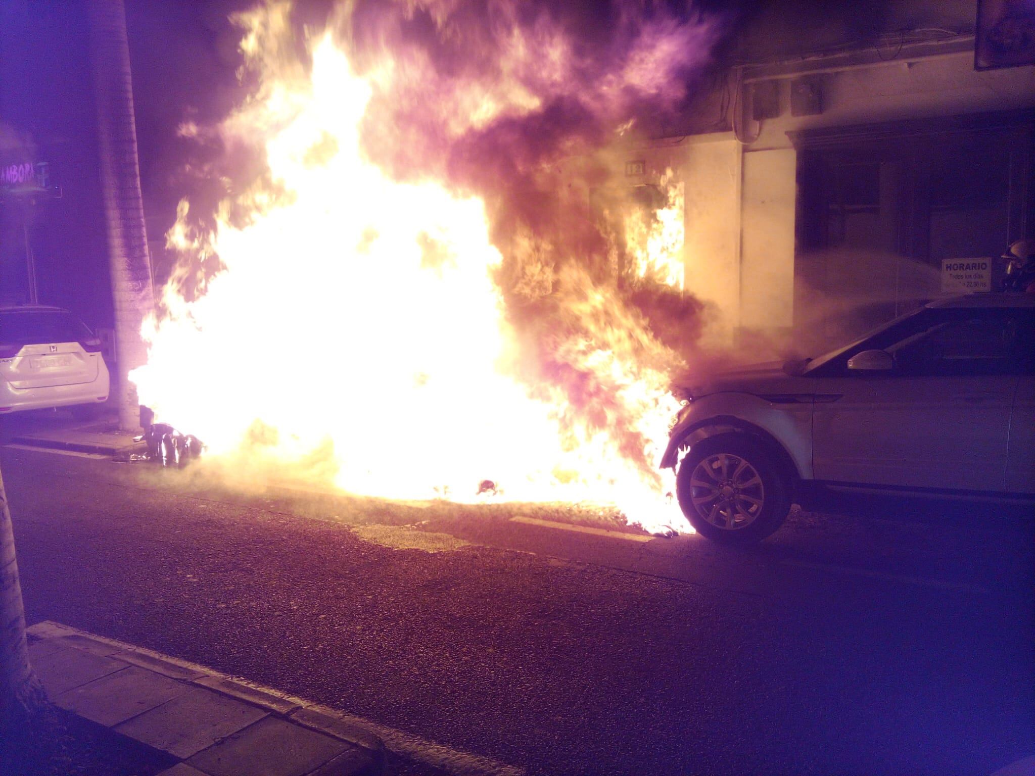 Llamas del fuego provocadas por el incendio de contenedores en la calle Triana de Arrecife.