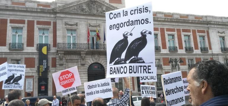 Manifestación contra la venta de vivienda pública y desahucios en Madrid en 2016