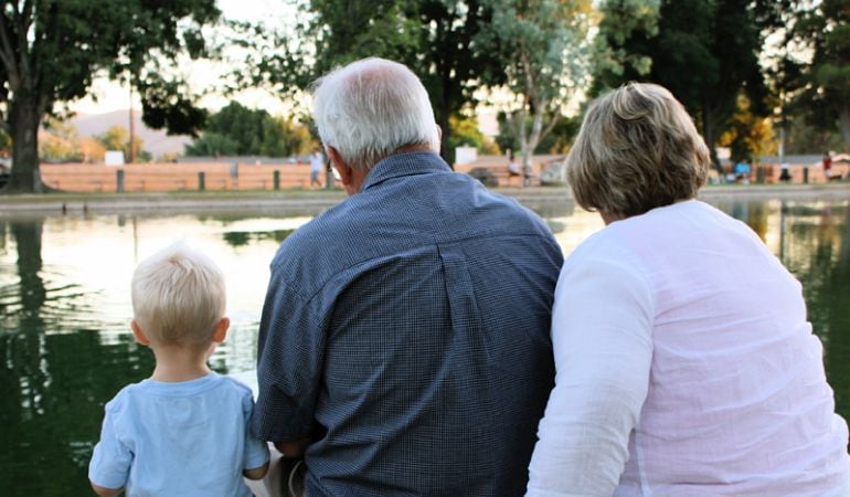 Quienes cuidan a enfermos con Alzheimer o con demencias también requieren de cierta atención por el gran esfuerzo y sobrecarga de trabajo que realizan