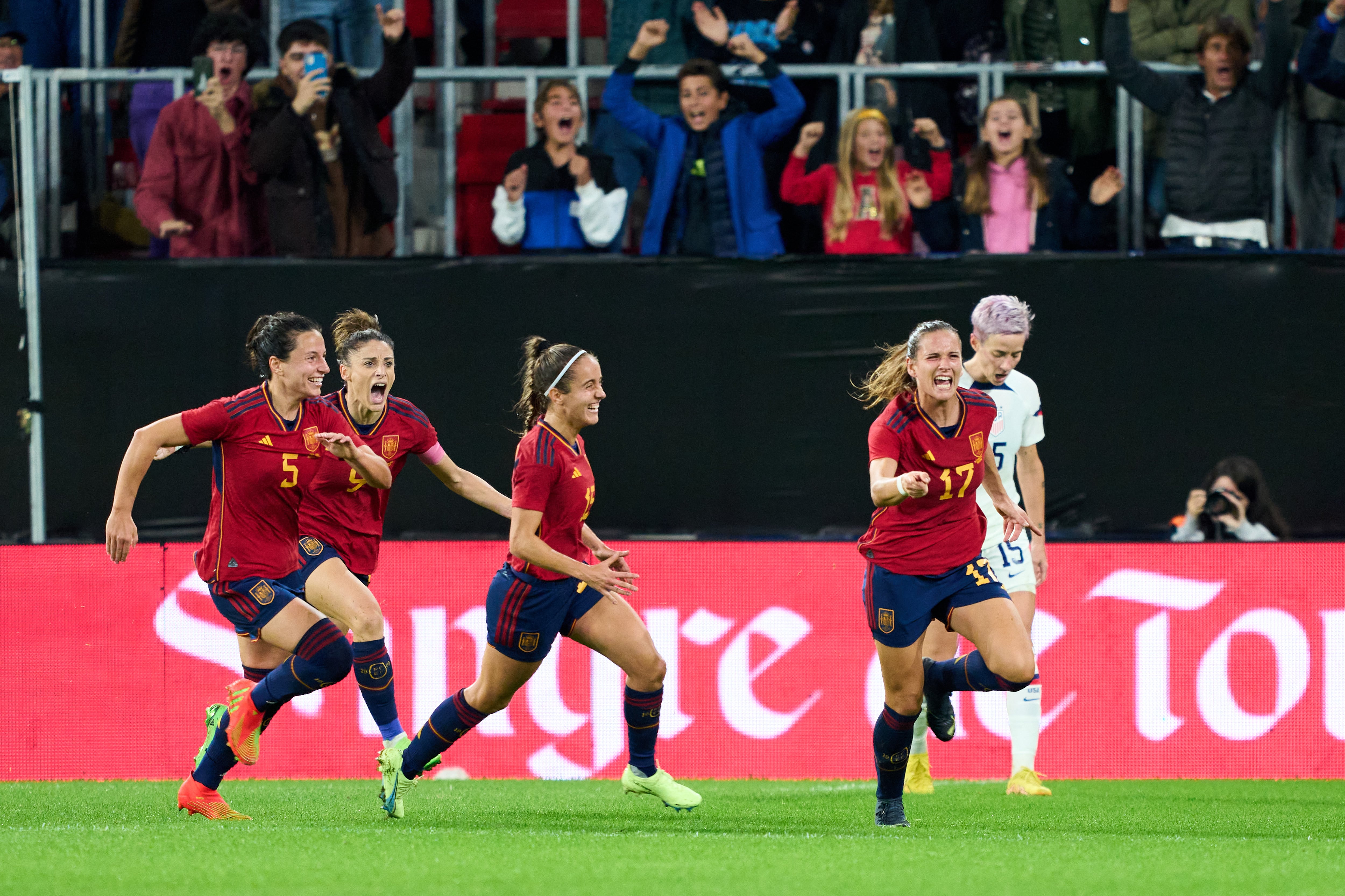 Laia Codina celebra el primer tanto de la Selección