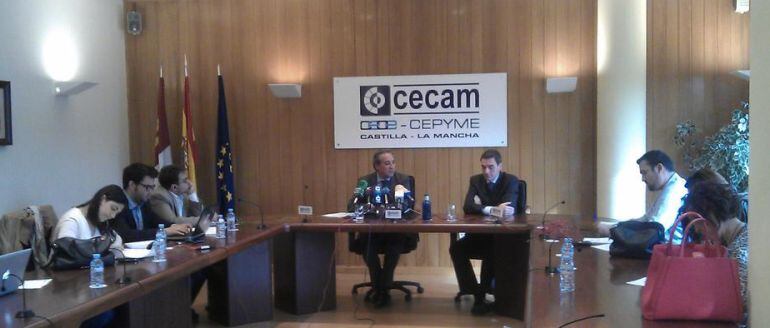 Angel Nicolás y Félix Peinado, al fondo, durante la presentación de los Premios Cecam 2015