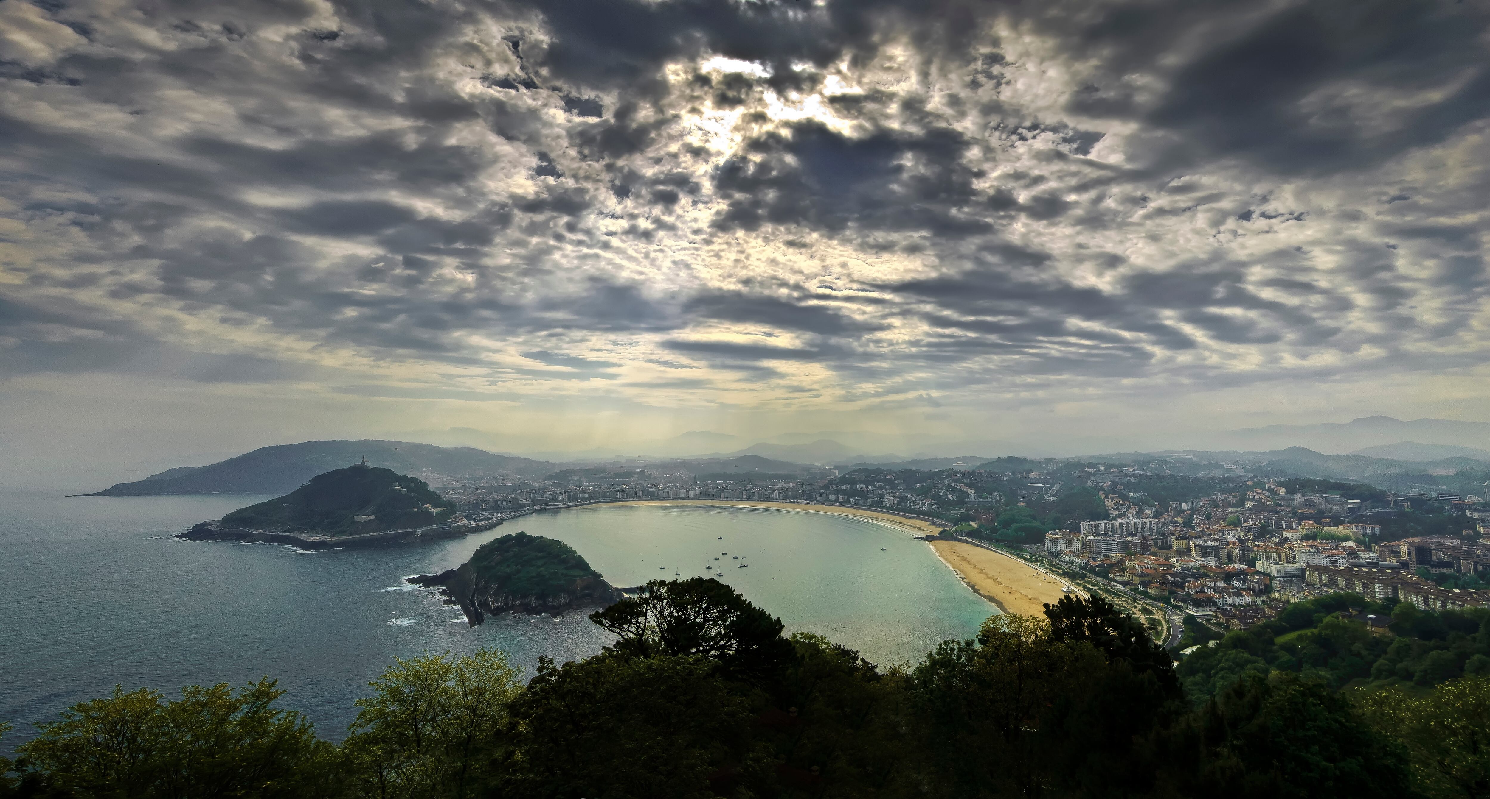 Vista panorámica del escenario de la regata, la bahía de la Concha