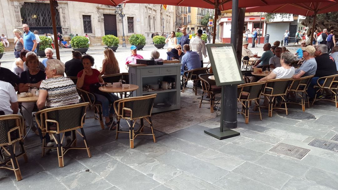 Terraza de un bar en Palma antes de decretarse el estado de alarma por el coronavirus.