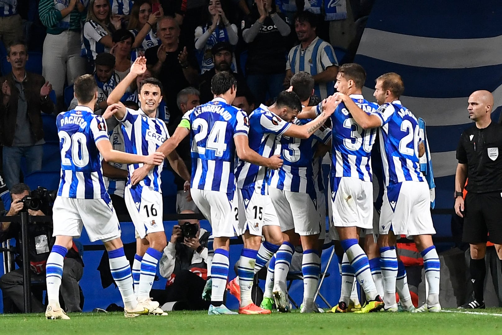 Robert Navarro celebra, con sus compañeros, el tercer gol de la Real Sociedad