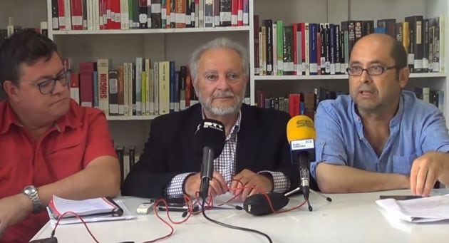 Anguita con Rafael Juan Ruiz y Juan Rivera de Frente Cívico Somos Mayoría en una rueda de prensa en el Centro Social Rey Heredia