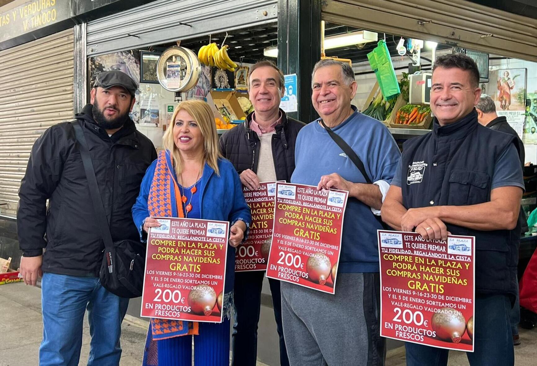 La alcaldesa, Mamen Sánchez, junto a integrantes del Mercado de Abastos en la presentación de la campaña navideña / Ayuntamiento de Jerez