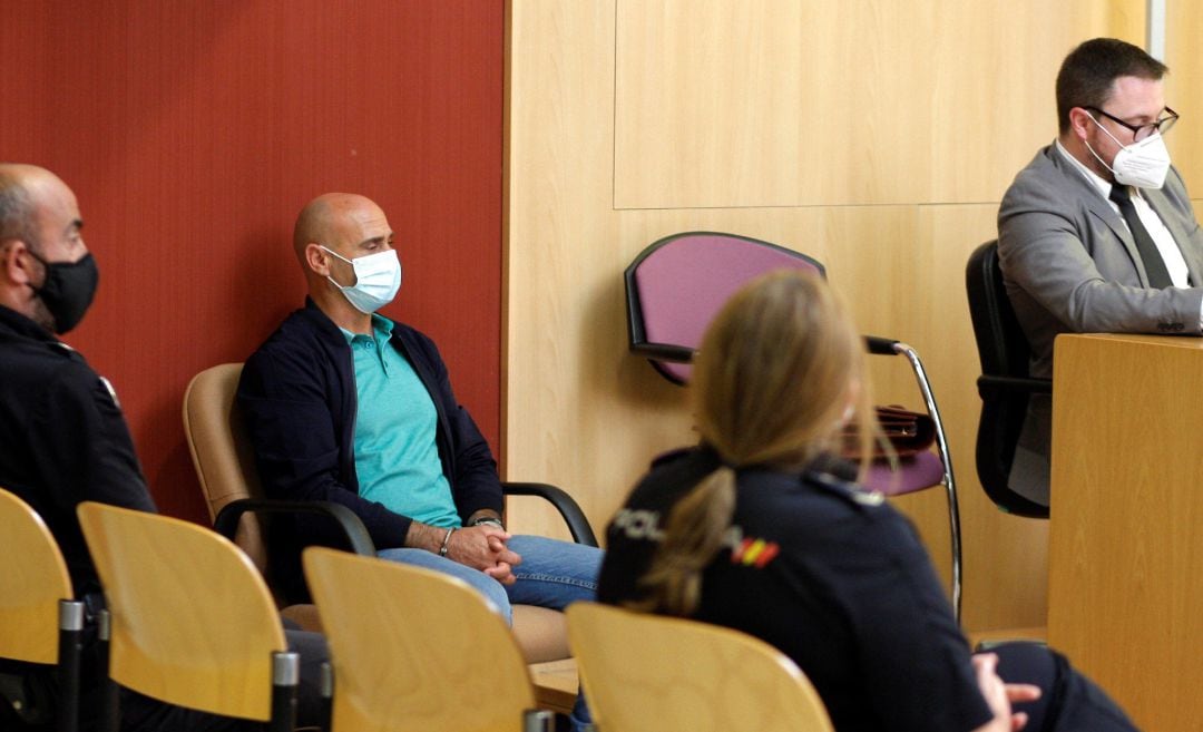 El acusado, Javier Ledo (c), durante el juicio. 