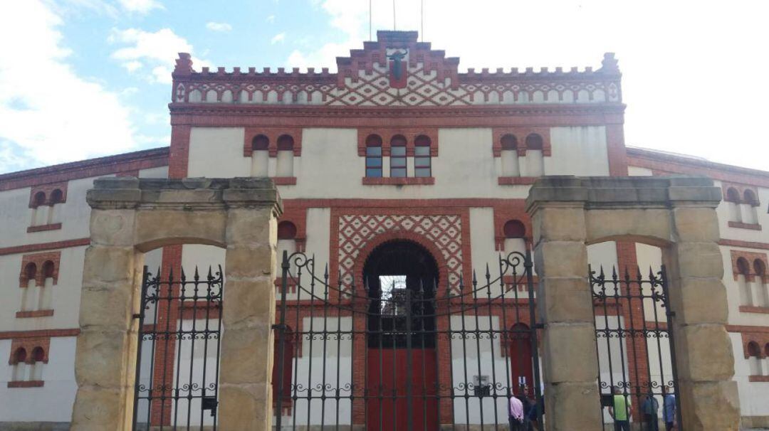 Puerta principal de la plaza